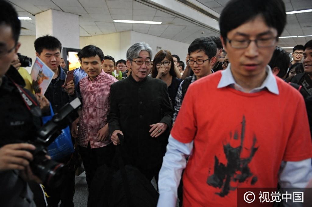 《雷欧奥特曼》扮演者真夏龙抵泸人气爆棚 与粉丝热心交谈