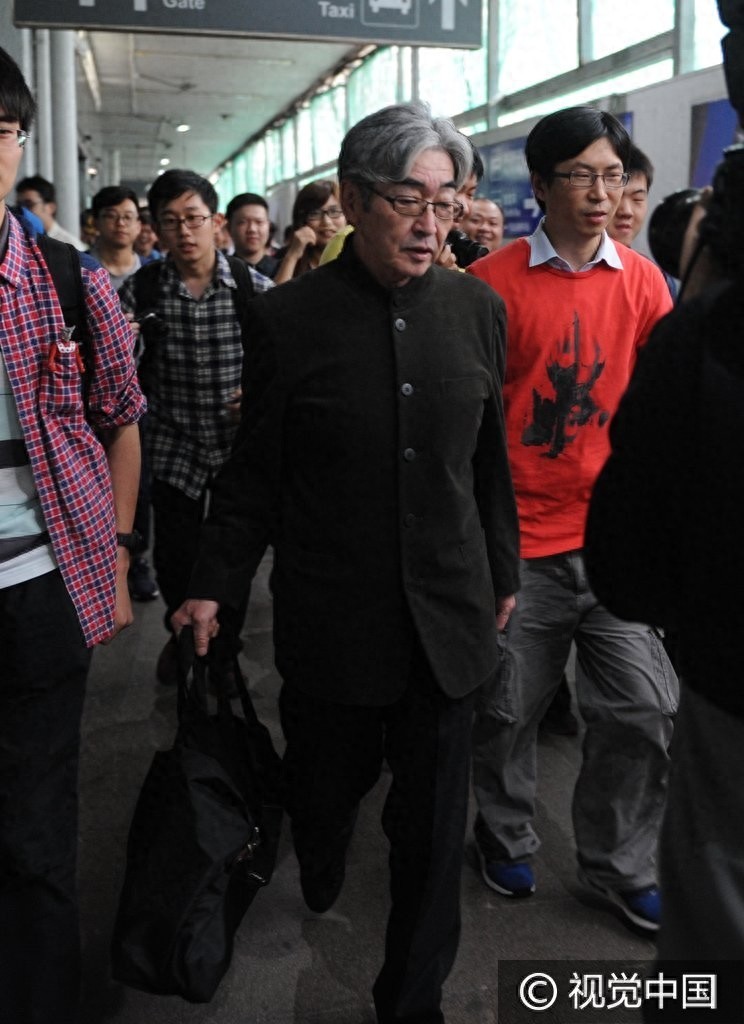 《雷欧奥特曼》扮演者真夏龙抵泸人气爆棚 与粉丝热心交谈