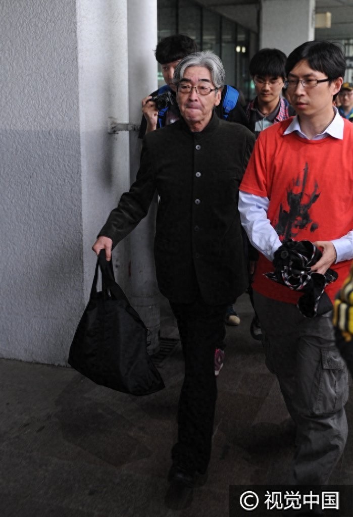 《雷欧奥特曼》扮演者真夏龙抵泸人气爆棚 与粉丝热心交谈