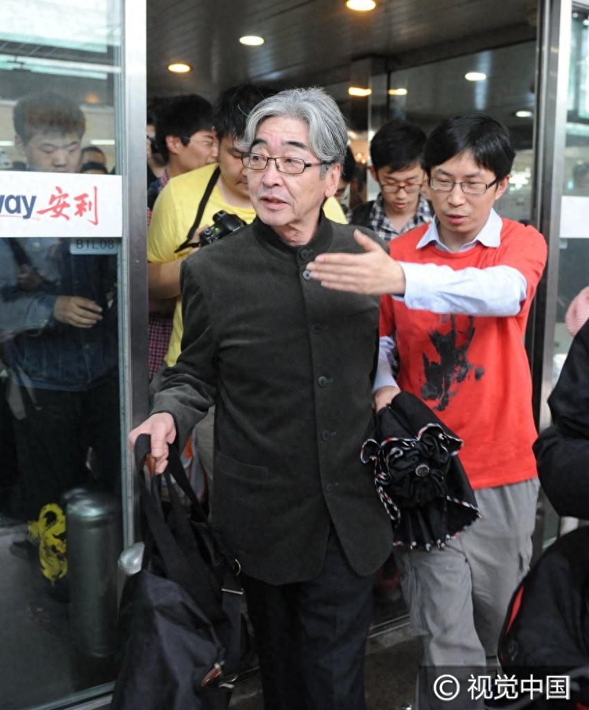 《雷欧奥特曼》扮演者真夏龙抵泸人气爆棚 与粉丝热心交谈