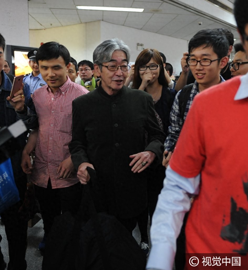 《雷欧奥特曼》扮演者真夏龙抵泸人气爆棚 与粉丝热心交谈