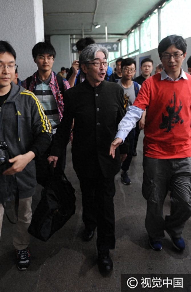 《雷欧奥特曼》扮演者真夏龙抵泸人气爆棚 与粉丝热心交谈