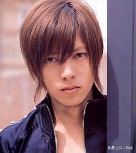 ​山下智久被封为日系男神，近日憔悴现身双颊瘦到凹陷，粉丝超担忧