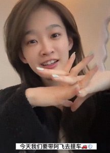 ​王思聪21岁新女友飞升！送给亲爹宝马车，手提10万包包像女企业家