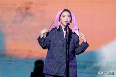 ​陶晶莹演唱会坐轮椅现身！粉丝狂丢内衣示爱，酒醉失态黑歷史曝光