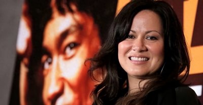 ​55岁李小龙女儿近照曝光，体型发福长相似白人，与李小龙完全不同