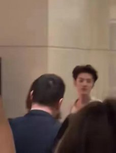 ​鹿晗遭粉丝围堵求通行