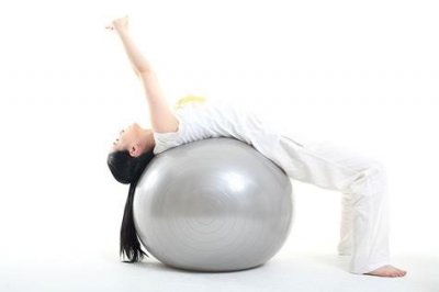​健身球怎么玩儿？9个动作轻松雕刻小蛮腰！（动图真人教学）