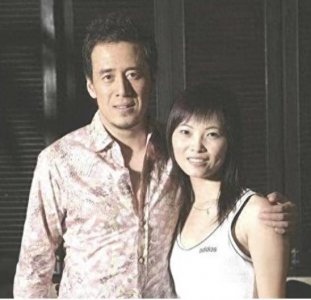 ​1996年，白雪宣布和杨坤分手，临别前，她扯下脖子...