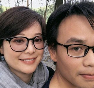 ​袁立三婚后首晒夫妻合影正面照，皱纹清晰脸部肥胖，姐弟恋很显眼