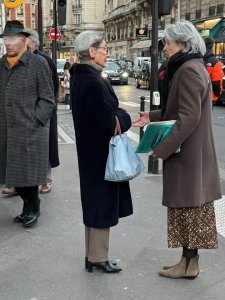 ​等我老了，绝不穿羽绒服、冲锋衣！学法国女人穿这3种衣服更时尚