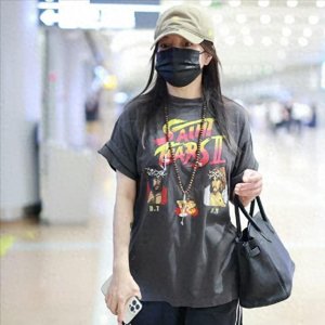 ​走上没有回头路的赵薇，如今再看她的现状，48岁的她后悔了吗？