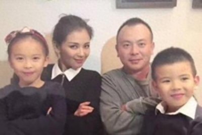 ​刘涛晒全家福，她44岁细嫩肌肤像少女，一家人幸福美满