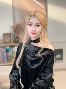 ​古早电竞解说小苍现状揭秘：直播成爱好，变包租婆？