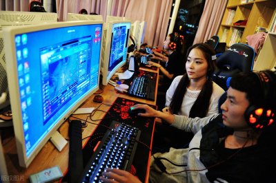 ​河南老板开网吧，上网不要钱还给顾客发工资，1年营收100万，真贼