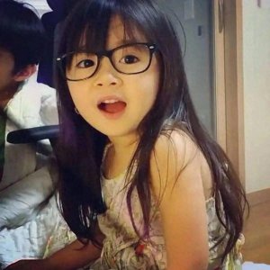 ​10年前，那个被迪拜富豪“收养”的混血小萝莉，现状令人难以置信