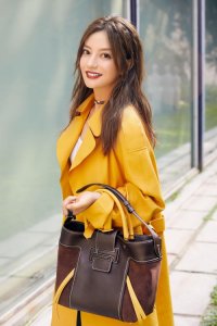 ​赵薇结婚13年，与婆婆成闺蜜，老公酸溜溜、美滋滋的