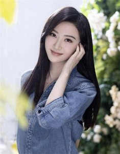 ​独家揭秘：景甜惊天身世、豪门爱恨情仇与巨额身价！