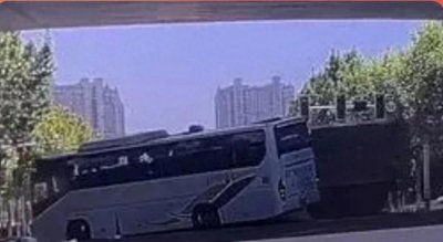 ​惊险一刻：学生大巴与渣土车惨烈相撞，8名学生受伤引社会震动