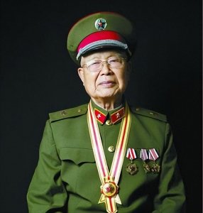 ​珍宝岛战斗十大英雄之一，冷鹏飞：官至副军长，儿子曾摆地摊