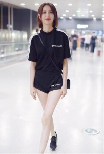 ​有一种“腿长”叫佟丽娅，穿“一分裤”出门身材晃人眼，真迷人