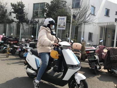 ​电动摩托车上路，除了上牌照、持驾照，交警：还要注意这2个要求
