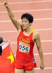 ​田径美女吴莎嫁给初恋刘翔，退役后安置体育局的她薪酬级别怎样？