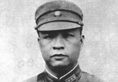 ​两广事变：两广拥兵30万，兵力多于蒋介石，蒋做了什么和平化解？