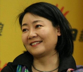 ​萨日娜：结婚33年只生孩子不做饭，帅气演员丈夫潘军却把她宠成宝