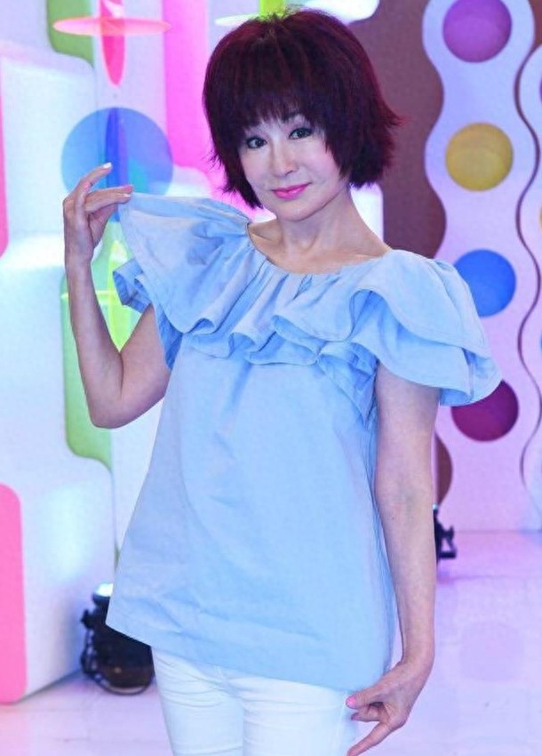 不老传说!潘迎紫近照皮肤粉嫩紧致,看不出已经70岁高龄