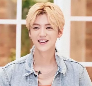 ​鹿晗生日前夜抽烟被拍，身上衣服引热议，网友：“娇妻”的