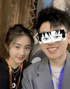 ​原创黄磊俩女儿久违同框多妹招风耳颜值引热议被指不如姐姐会遗传