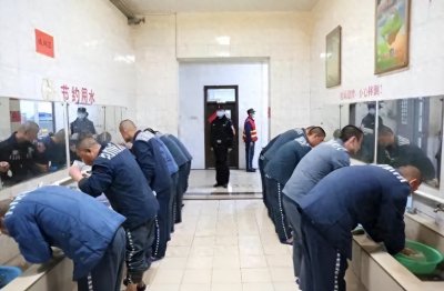 ​监狱严管队揭秘，罪犯真实一天生活影像爆出，被高墙围绕的小世界