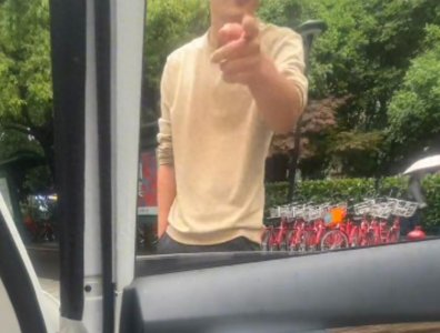 ​太嚣张！浙江网约司机骚扰女乘客，警察出面也拒不道歉，正脸曝光