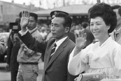 ​被判24年！苦命总统朴槿惠，如何被“大冤种”闺蜜坑入狱的