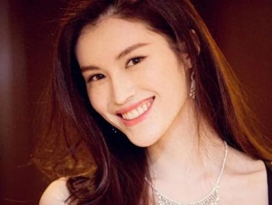 ​何穗是一位备受瞩目的模特和演员