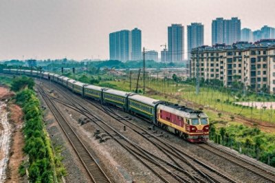 ​由青岛开往温州方向的K1052 次列车：已经开始检票，请3站台上车