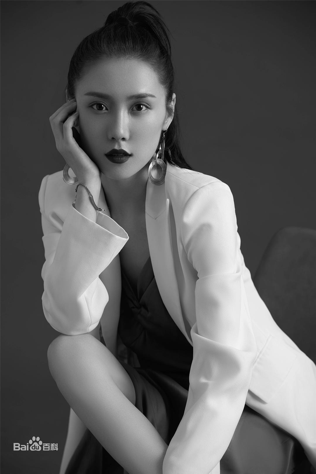 梁诗冉个人资料写真作品