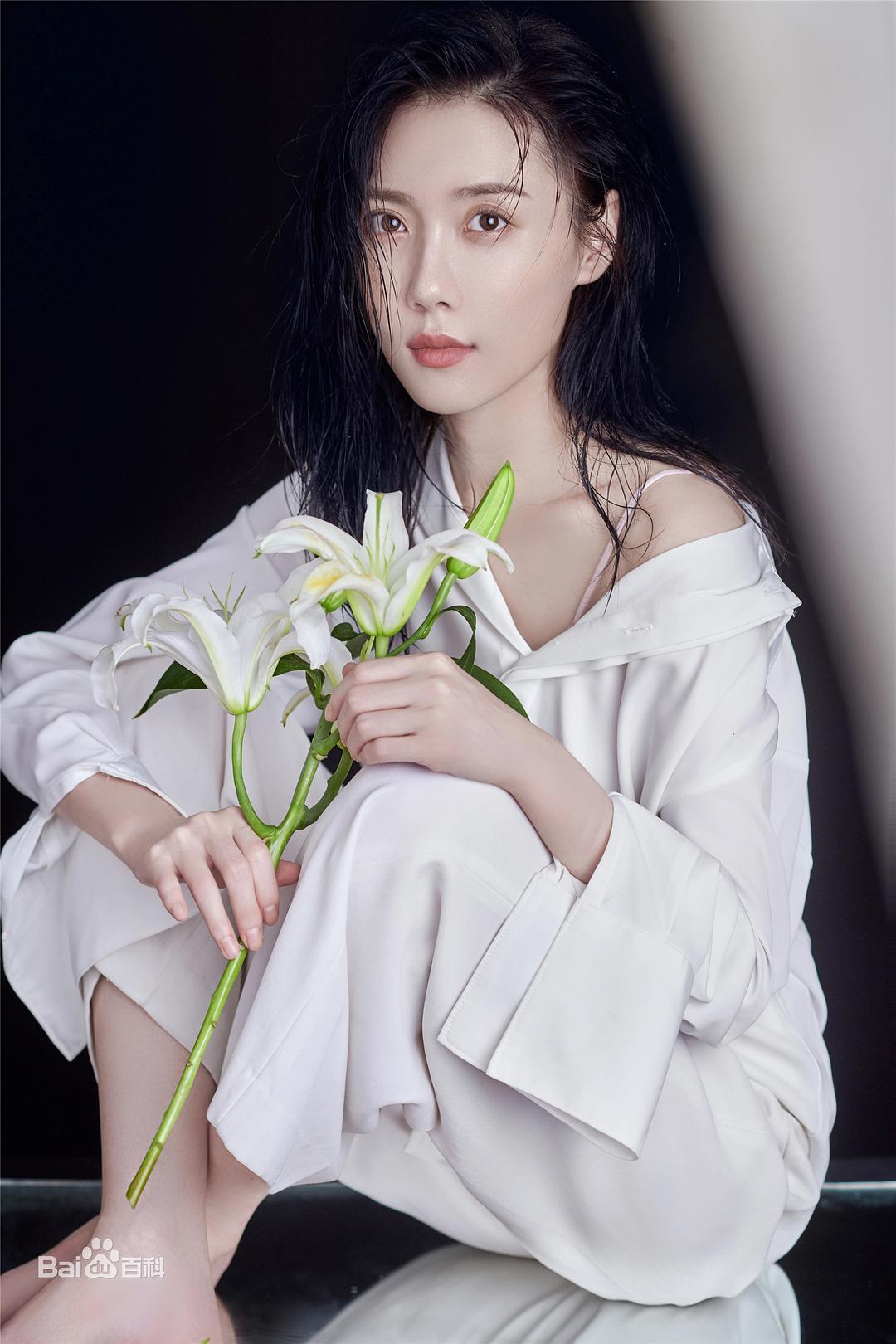 梁诗冉个人资料写真作品