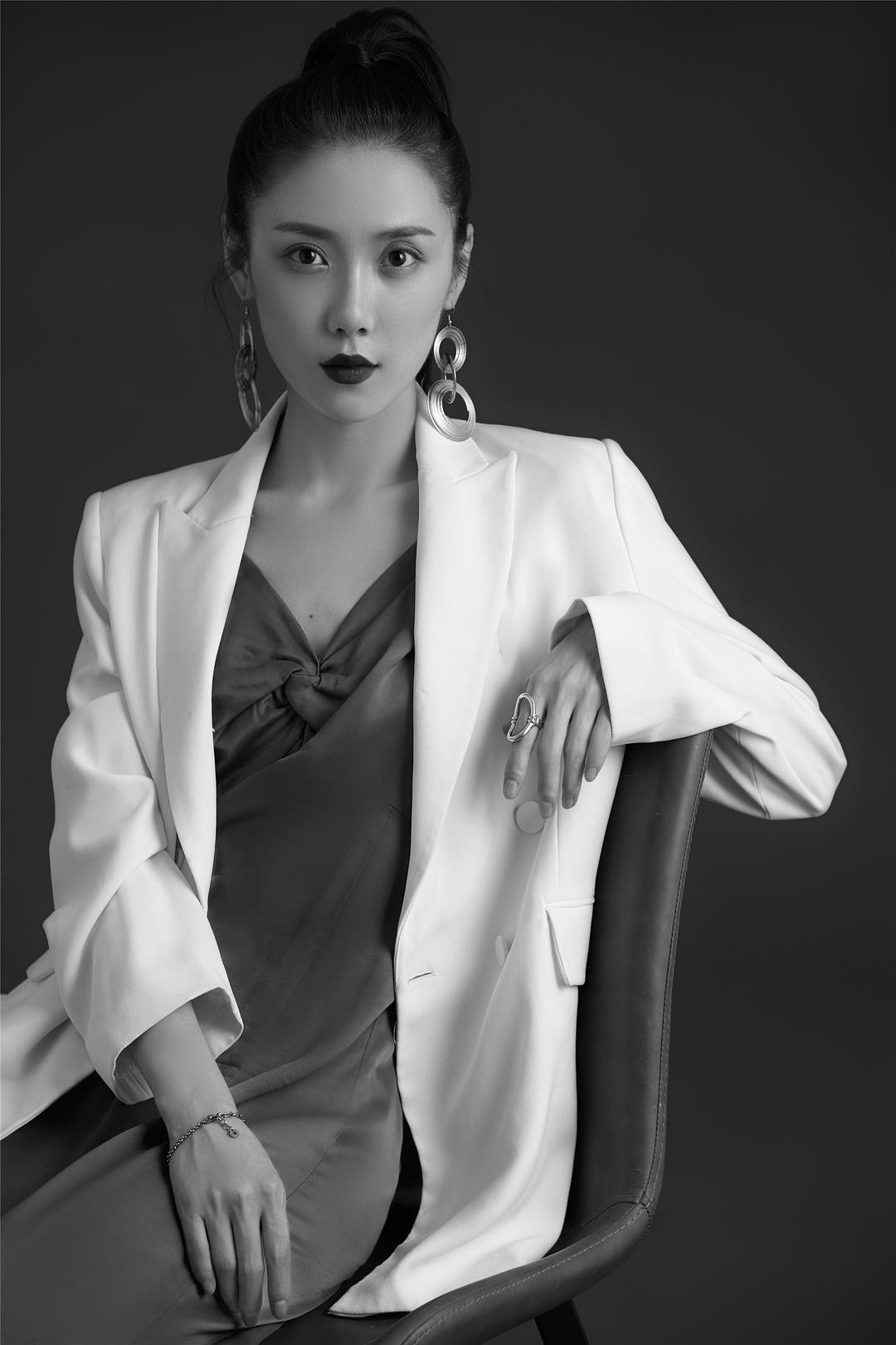 梁诗冉个人资料写真作品