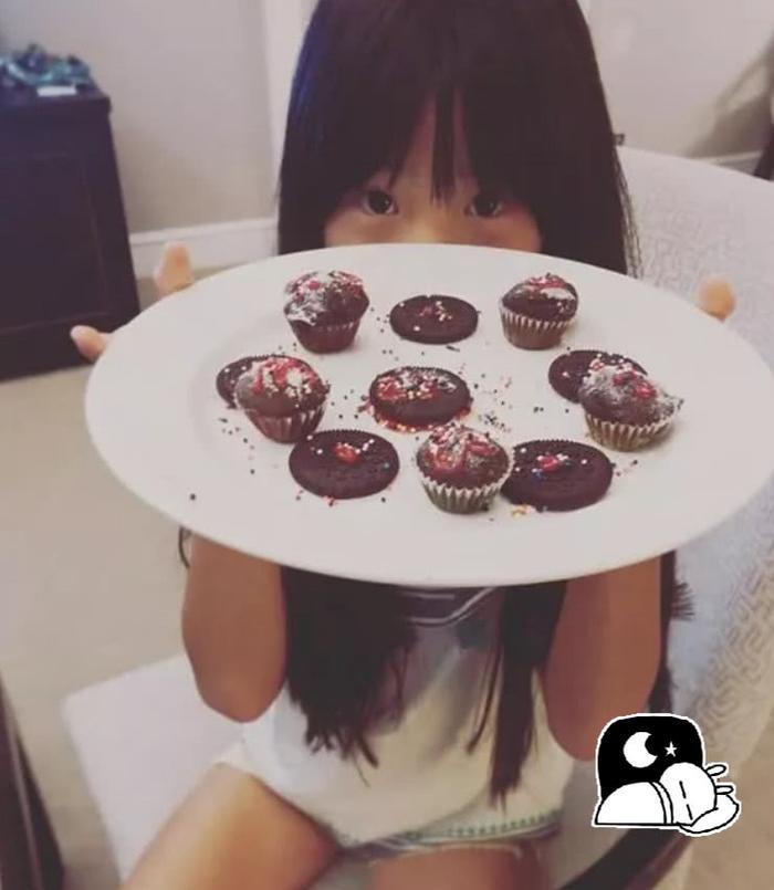 曹格8岁女儿近照曝光，“包子脸”变“初恋脸”，喝露水长大的？