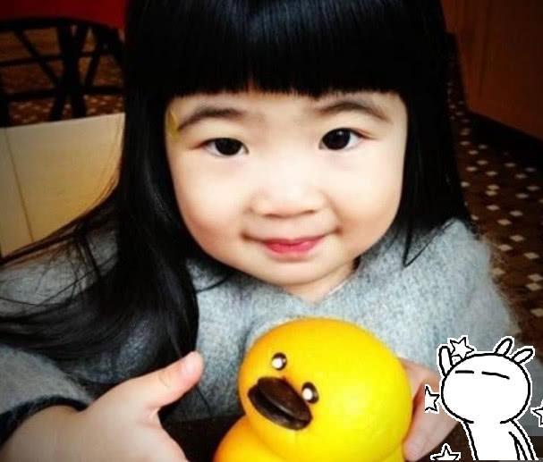 曹格8岁女儿近照曝光，“包子脸”变“初恋脸”，喝露水长大的？