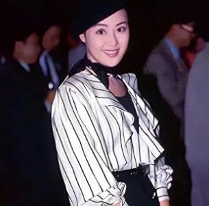 ​60岁章小蕙逛街被偶遇，身型体态似大妈，网友直呼滤镜破灭