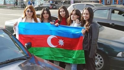 ​现代阿塞拜疆人属于哪个种族？