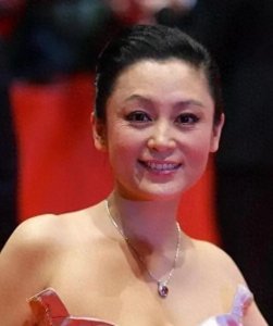 ​80后女神陈红：从清新古装到晚年优雅，人生态度大不同