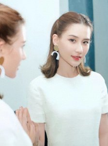 ​何超莲惊艳写真曝光！时尚气质毫无违和，散发女神光芒！