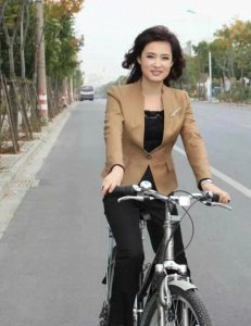 ​这是央视著名主持人桑晨，肤白貌美，亭亭玉立，楚楚动人。