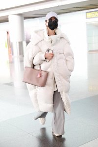 ​范冰冰过冬也不低调！穿巨型羽绒服超显脸小，万元包包太抢风头