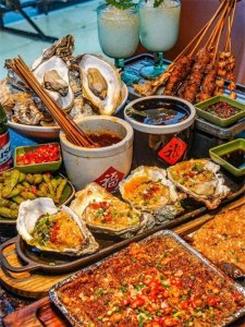 ​出差与公司男领导同行，半夜他发信息，叫我去吃宵夜！能去么！