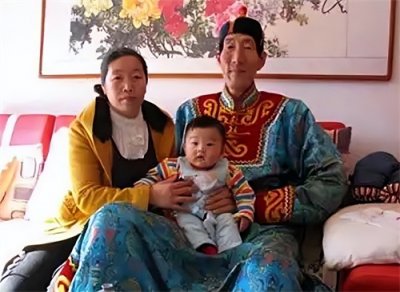 ​中国第一巨人鲍喜顺，不顾医生建议冒险生子，如今儿子身高1.7米